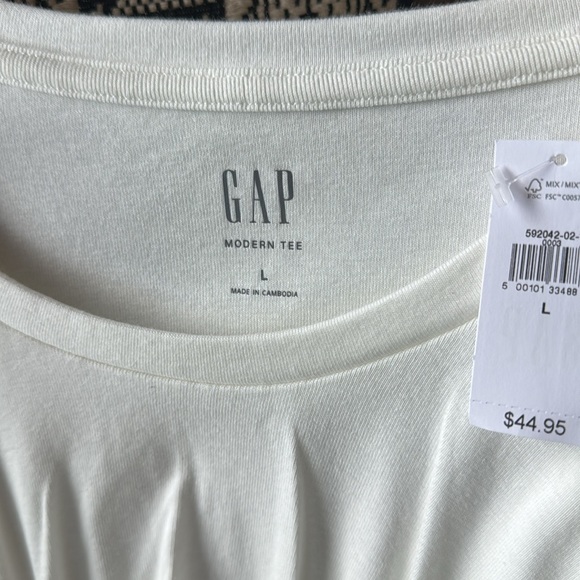 NWT GAP Top. Size Large. - Picture 2 of 4